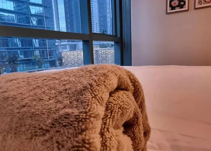 Elegant Modern 2-br Bgc Near Malls & Cafes * Manila