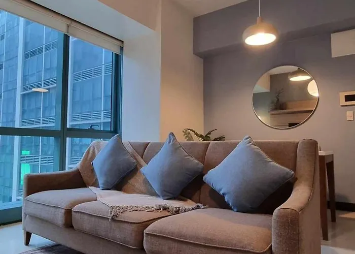 Elegant Modern 2-br Bgc Near Malls & Cafes