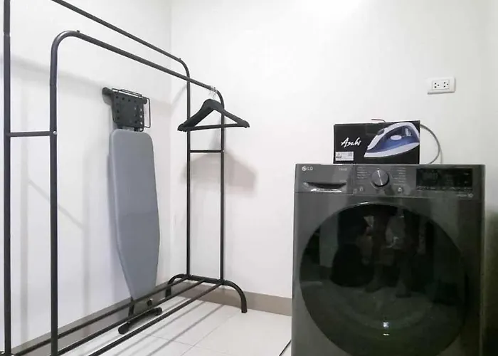 Elegant Modern 2-br Bgc Near Malls & Cafes Apartment
