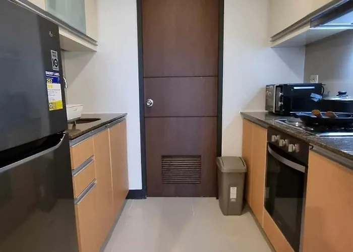 Elegant Modern 2-br Bgc Near Malls & Cafes * Manila