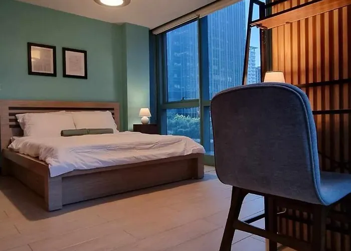 Elegant Modern 2-br Bgc Near Malls & Cafes Apartment *